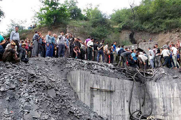 Más de 50 mineros quedan atrapados en Irán a causa de una explosión