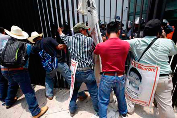 Legisladores plantan a familiares de los 43