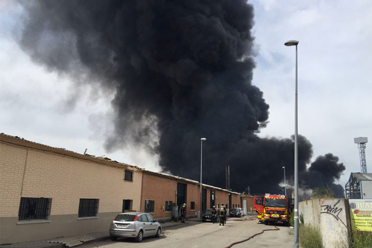 Al menos 15 heridos deja explosión en planta industrial de España