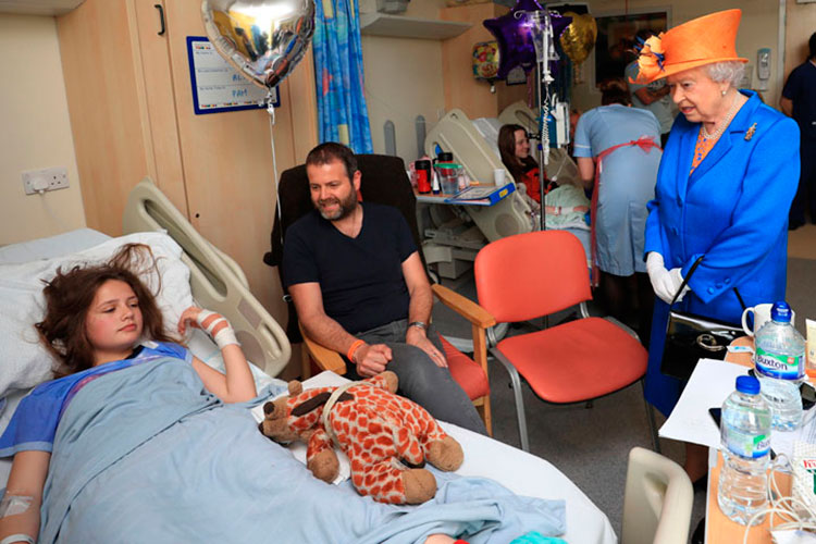 Isabel II visita a heridos en el hospital infantil de Manchester