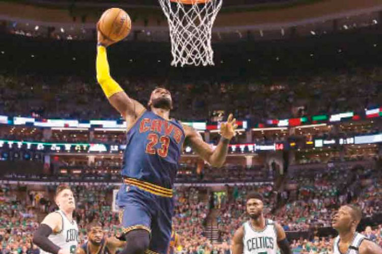 James, con récord de puntos; supera a Jordan