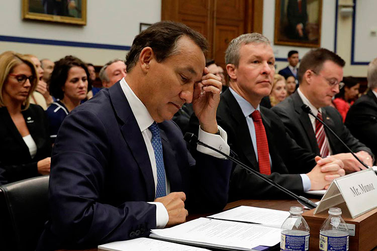 Legisladores de EU tunden al presidente de United Airlines