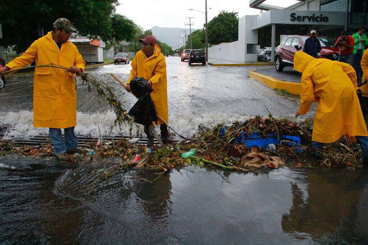Monitorean drenes ante intensa lluvia en Ciudad Victoria