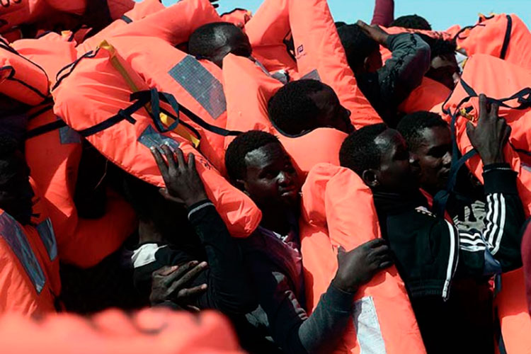 Rescatan a casi 2 mil 500 inmigrantes en las costas de Italia