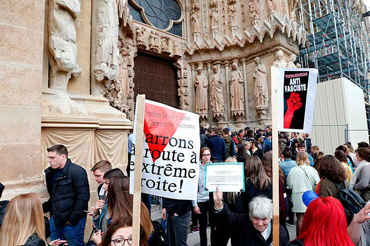 Abuchean a Le Pen en la catedral de Reims