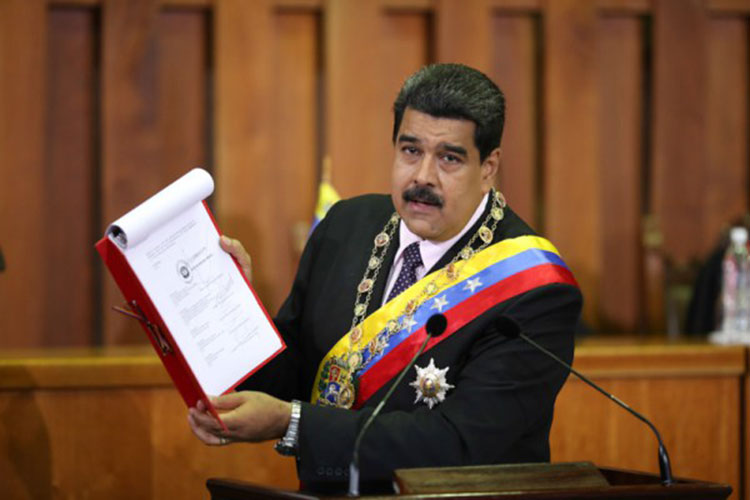 Maduro ordena otra Constitución