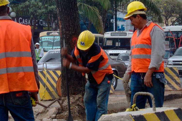 Ausencia de recurso obliga a despedir obreros constructores
