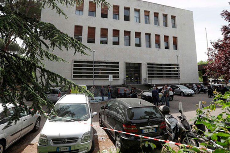 Bomba casera estalla afuera de una oficina postal en Roma