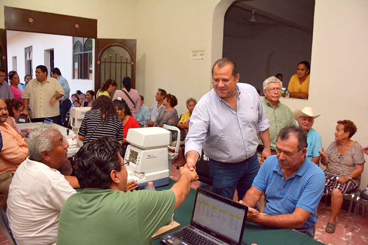 Inicia Óscar Almaraz programa permanente de lentes gratuitos