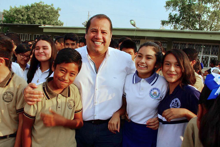 Invierte Óscar Almaraz en escuelas de Victoria