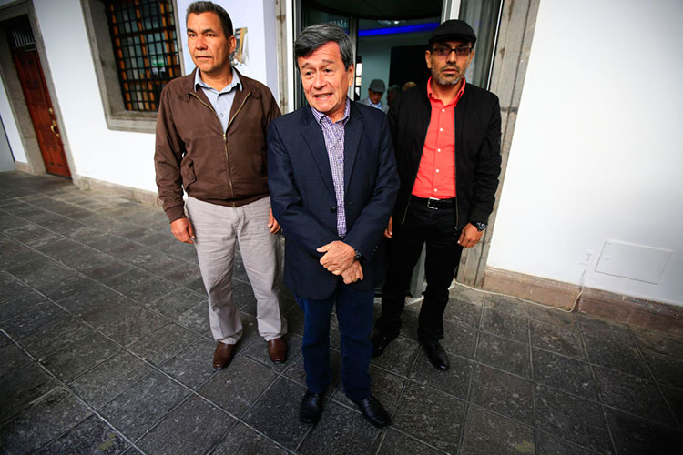 Colombia y ELN retoman negociaciones de paz en Ecuador