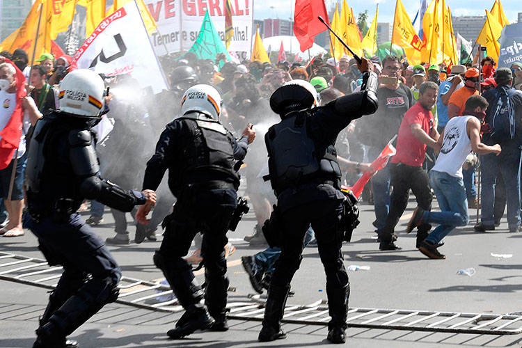 Reprimen militares movilización contra Temer en Brasilia