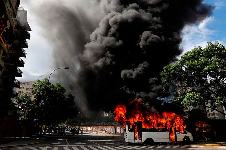 Incendian 51 autobuses durante protestas en Venezuela