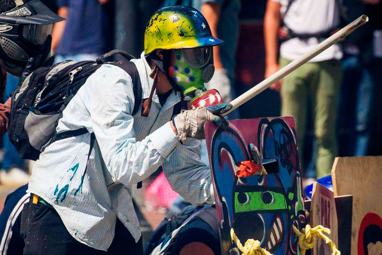 Disuelven en Caracas nueva marcha; 35 detenidos