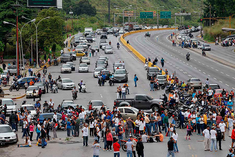 Oposición venezolana redobla protestas tras nueva maniobra de Maduro