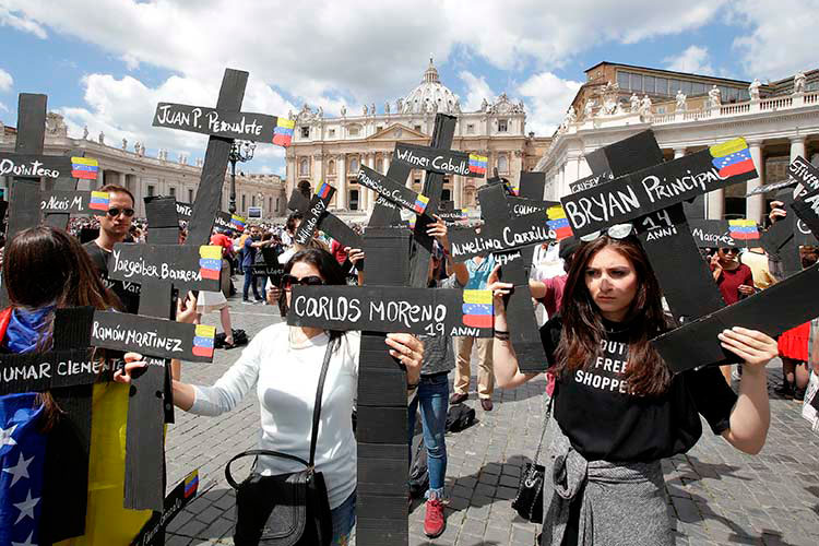 Venezolanos protestan contra Maduro en el Vaticano