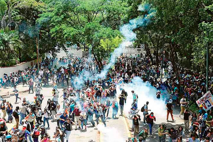 Sigue la batalla campal; protestas contra el gobierno en Venezuela
