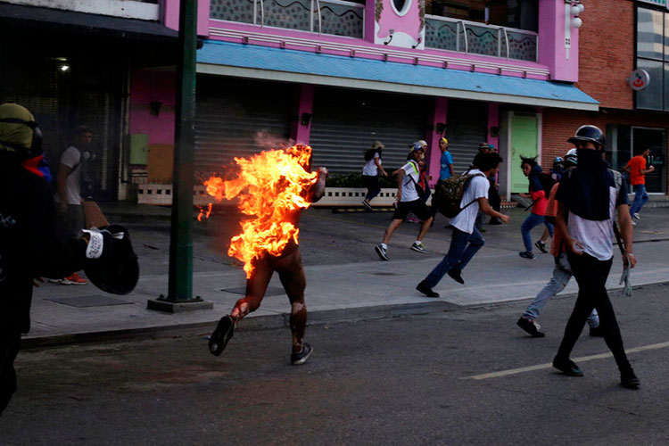 Repudia Maduro la quema de un presunto chavista