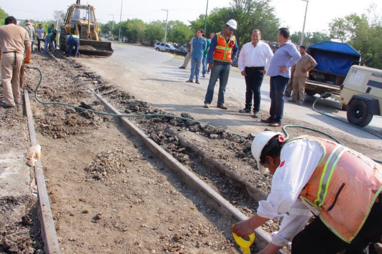 Rehabilitan cruce de las vías del tren en Victoria