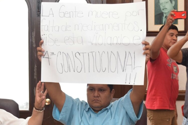 Urgen medicamentos en hospitales, denuncia regidor