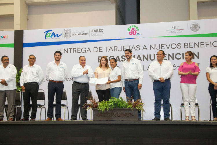 Entregan SET y DIF Tamaulipas becas a estudiantes