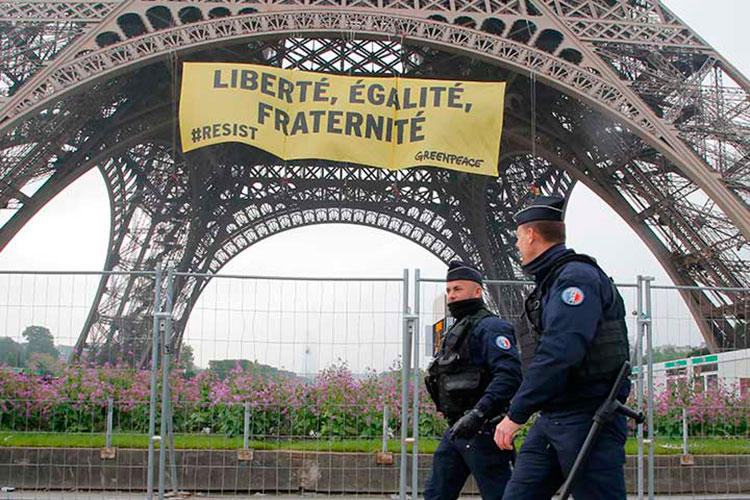 Usan la Torre Eiffel para protestar contra Le Pen