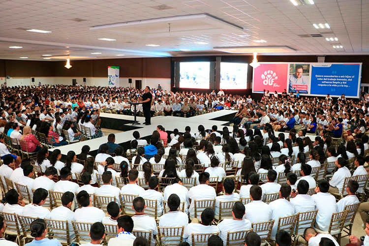 Asisten alumnos a Conferencia Magistral “Pablo Escobar, una Historia para no repetir”