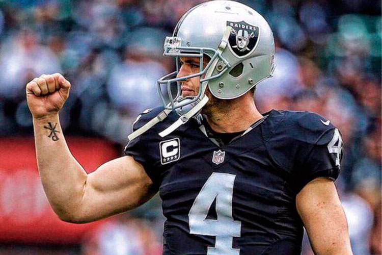 Derek Carr firma el contrato de su vida