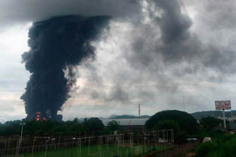 Pemex sigue combatiendo el incendio en Salina Cruz