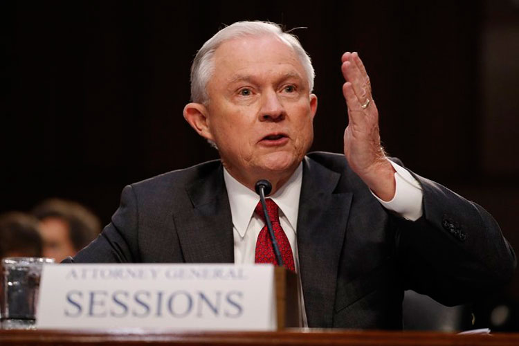 Sessions rehusó hablar sobre pláticas con Trump