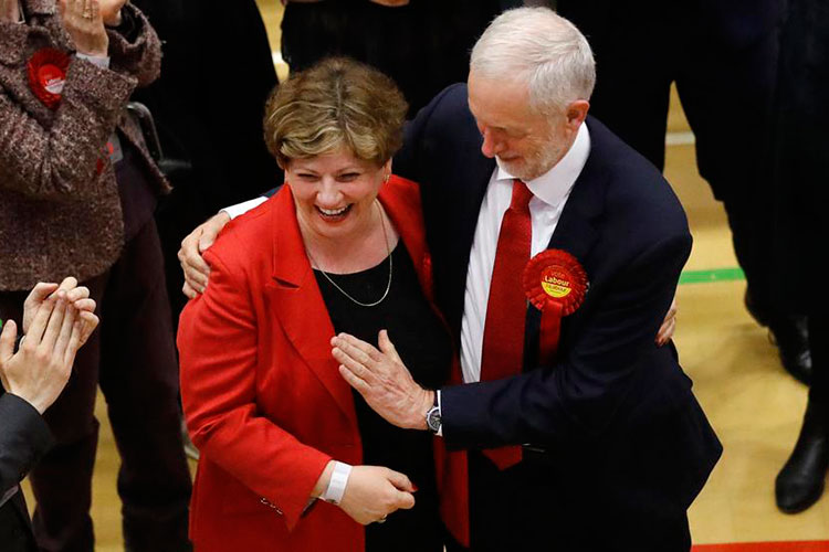 Aplausos a Corbyn tras elecciones en GB