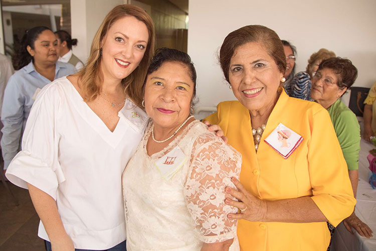 Mariana Gómez convive con abuelitos de la Casa Club del DIF Tamaulipas