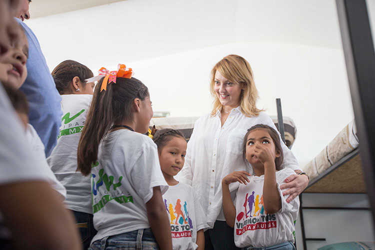 Mariana Gómez equipa y amuebla albergue escolar
