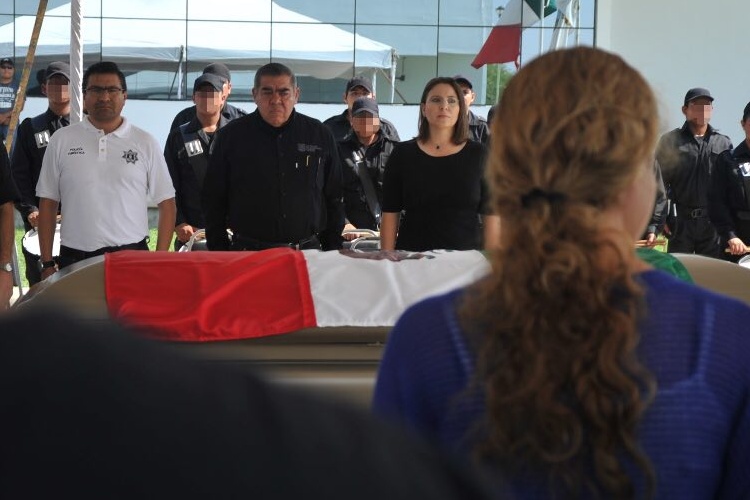 Entregan seguro de vida a familia de Policías caídos