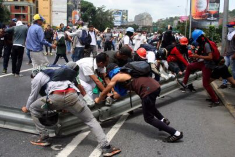 Dos meses de protestas en Venezuela dejan 65 muertos