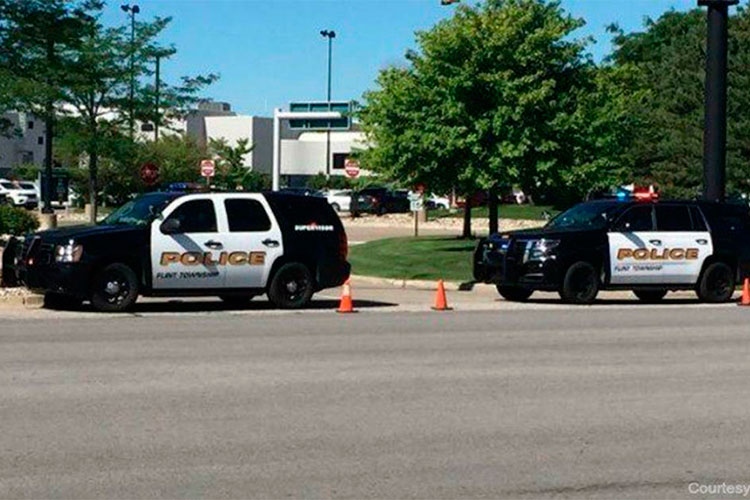 Evacuan aeropuerto en Michigan; apuñalan a un policía