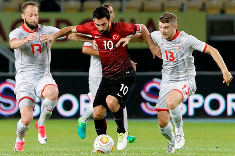 Turan golpea a periodista; lo expulsan y se retira de la selección