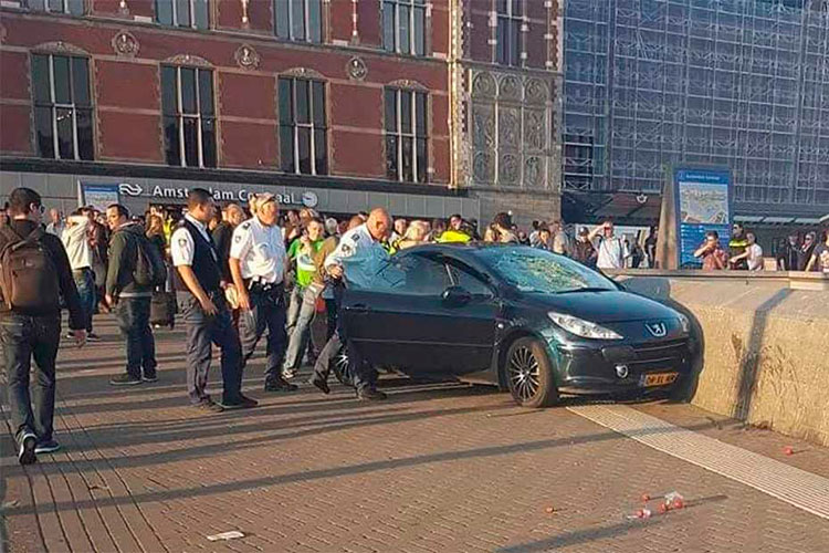 Auto embiste a varias personas en Ámsterdam