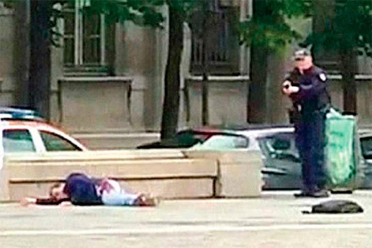 Atacan con martillo a un policía en París