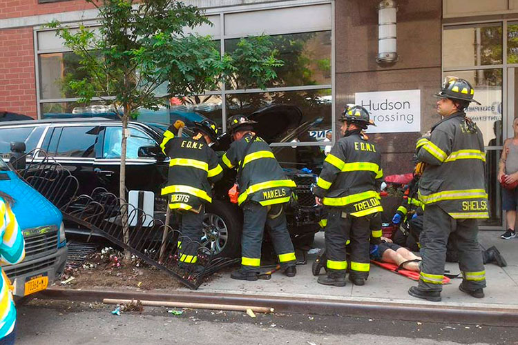 Vehículo de lujo arrolla a 10 personas en Nueva York