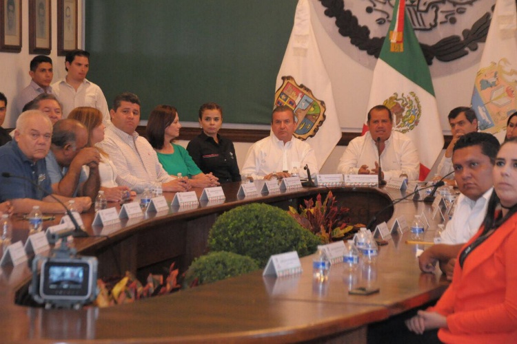 Sostienen mesa de trabajo Oscar Almaraz con Diputados Federales