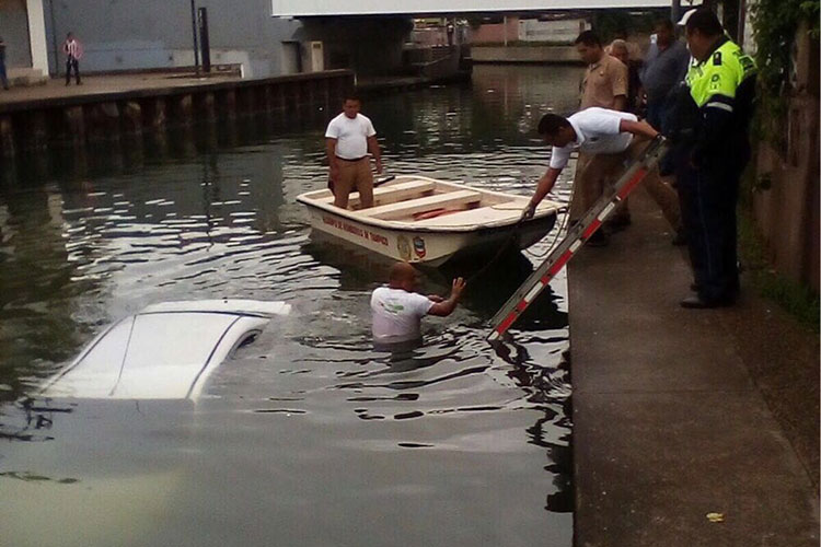 Pierde el control y cae al canal de La Cortadura en Tampico