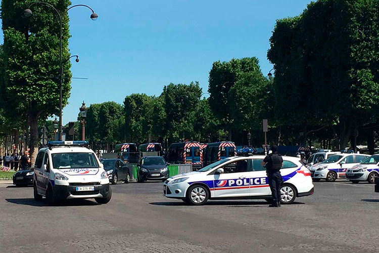 Conductor embiste a vehículo policial en Campos Elíseos