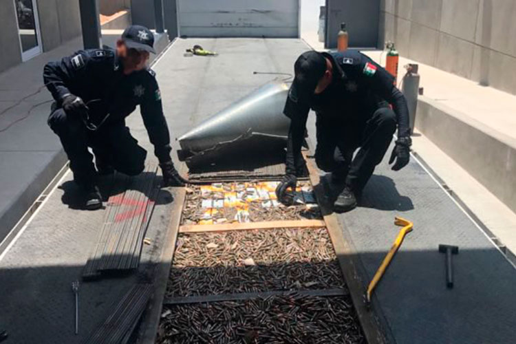 Decomisaron arsenal oculto en trailer en Sonora