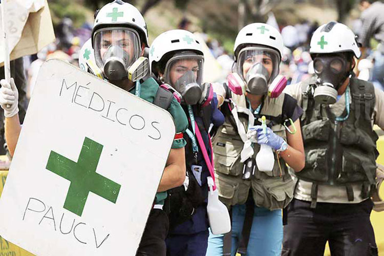 Cascos verdes salvan vidas en las protestas