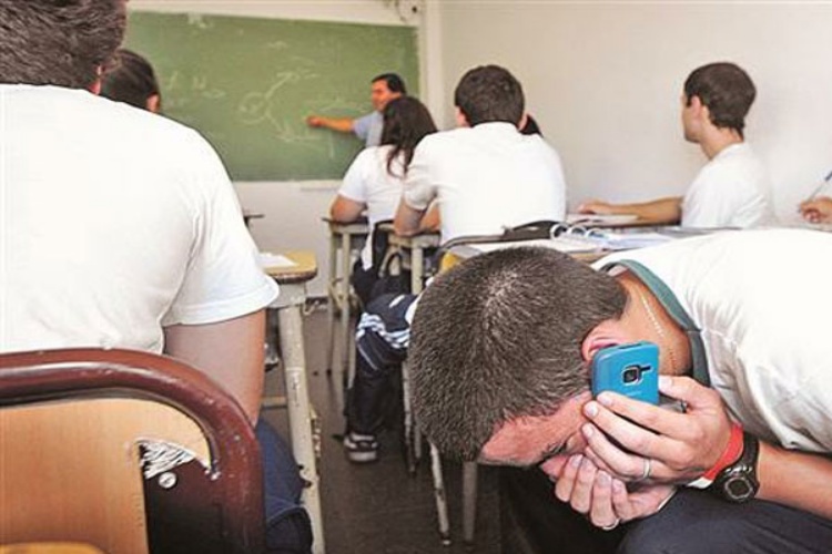 Necesario regular uso de celular en clase: SEP