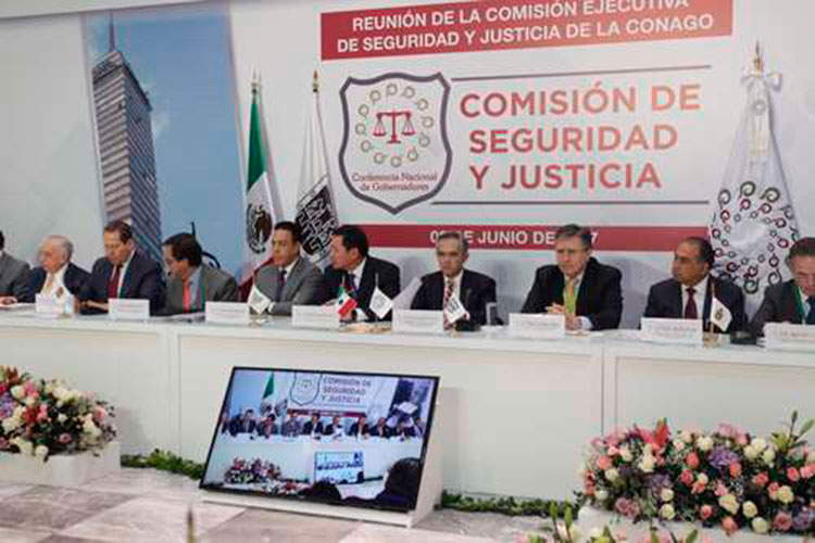 Si la prensa calla, la democracia retrocede: Osorio Chong