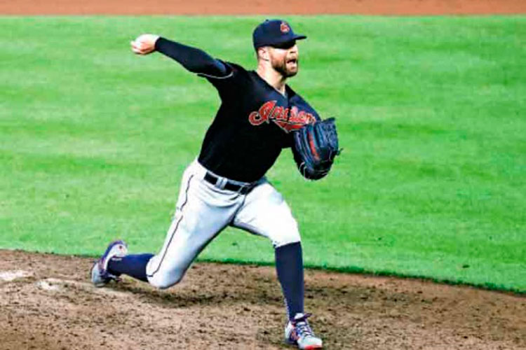 Tira una blanqueada de tres imparables; la noche de Kluber