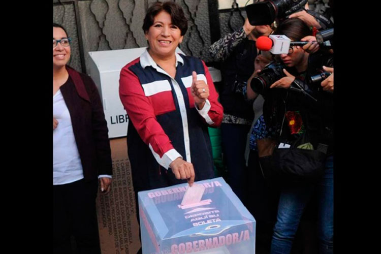 Delfina Gómez emite su voto en Texcoco