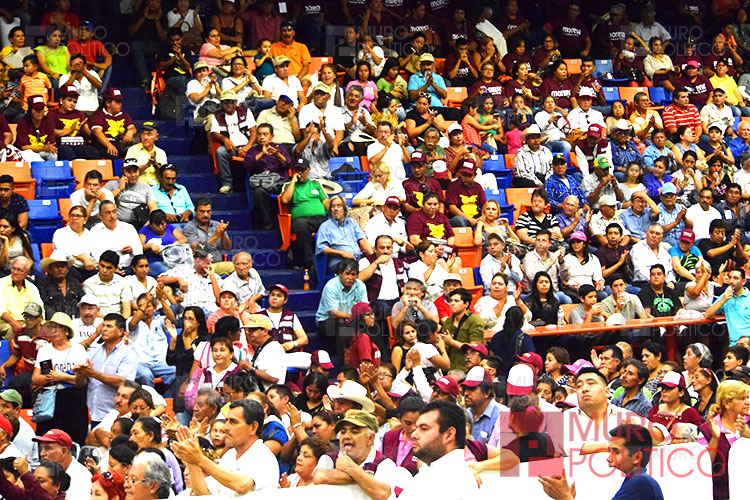 Llegan ex priístas a encuentro con AMLO